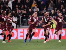 TheShy迎来三赛季出色发挥，老鹰观众热烈欢呼！全场沸腾不已(theshy最新比赛视频)