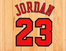 梅西巅峰对决，莱万多夫斯基与30激战切尔西分钟，突破纪录胜负难料！